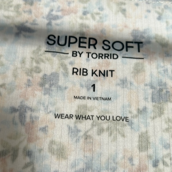 Torrid ditsy floral Fitted Supersoft Rib V-Neck Lace Trim Button Crop Tee 1X - Picture 8 of 9